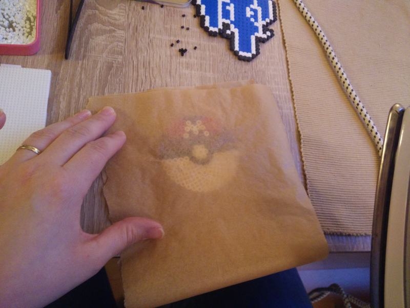 Bügelperlen mit dem Butterbrotpapier abdecken Bügelperlen mit dem Butterbrotpapier abdecken