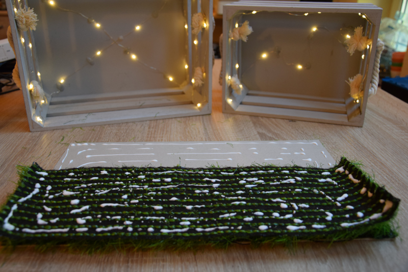 Pappe und Gras mit Bastelkleber versehen